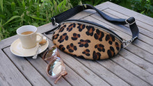 Laden Sie das Bild in den Galerie-Viewer, angesagte bauchtasche - slingbag echtleder mit animal print schwarz braun
