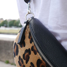 Laden Sie das Bild in den Galerie-Viewer, angesagte bauchtasche - slingbag echtleder mit animal print schwarz braun
