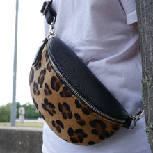 Laden Sie das Bild in den Galerie-Viewer, angesagte bauchtasche - slingbag echtleder mit animal print schwarz braun
