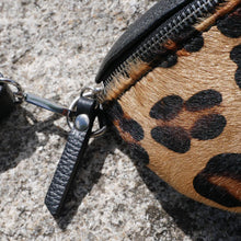 Laden Sie das Bild in den Galerie-Viewer, angesagte bauchtasche - slingbag echtleder mit animal print schwarz braun
